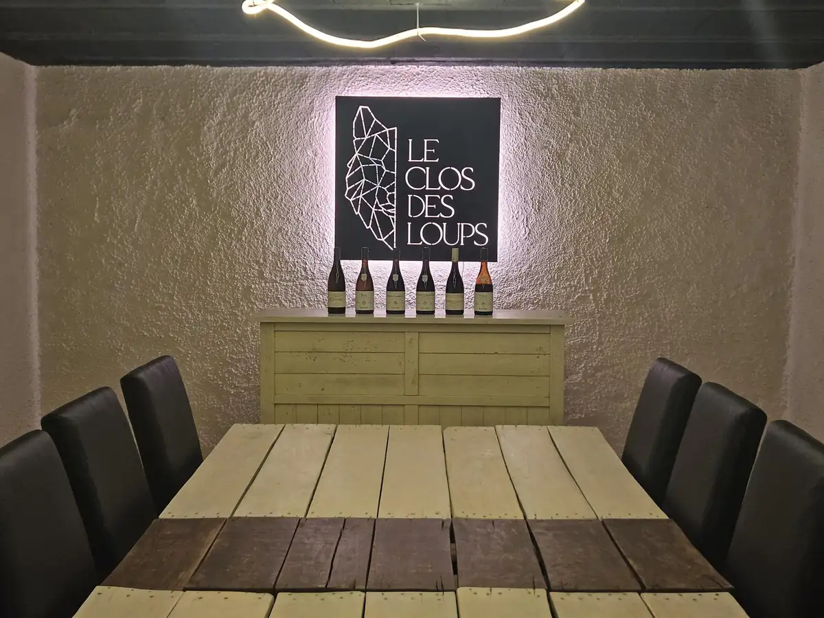 La cave de dégustation du Clos des Loups, six bouteilles alignées